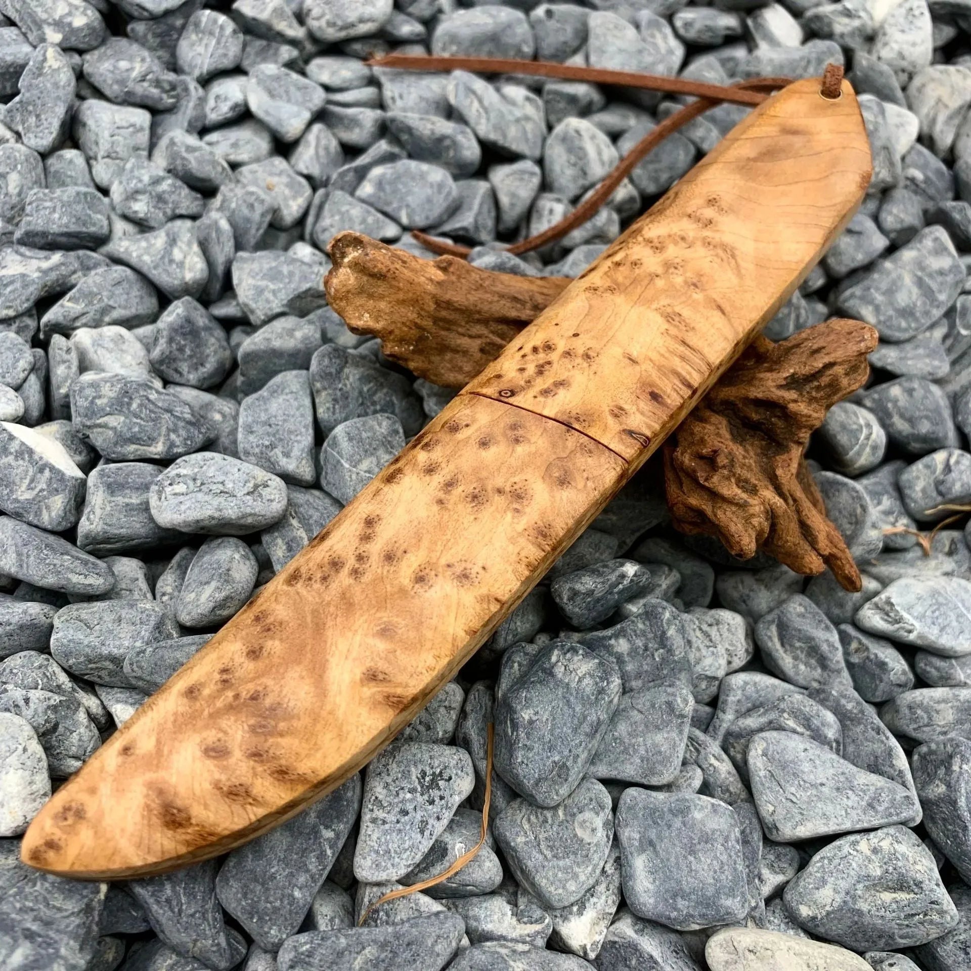 White Shadow short knife with Damascus steel blade and Thuja wood handle, showing full 18cm length.