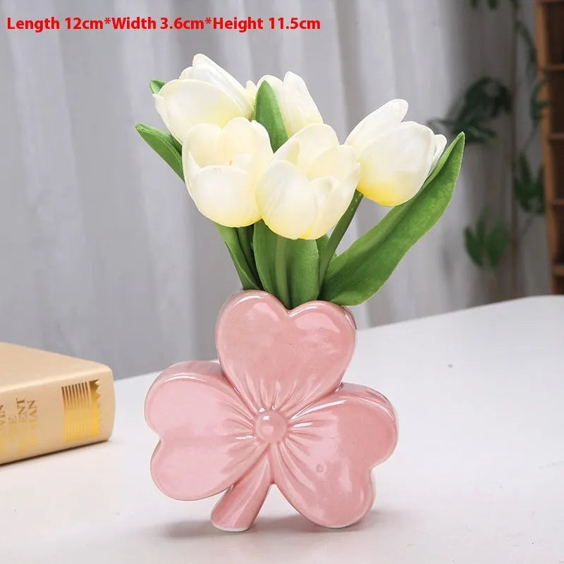 Clover-shaped white porcelain ceramic vase in European style with compact desktop dimensions