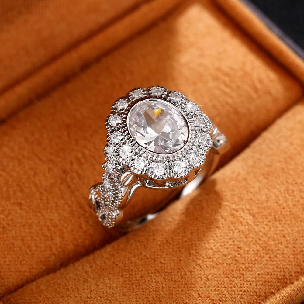 White gold coloured women's ring with round zircon stone and geometric copper design