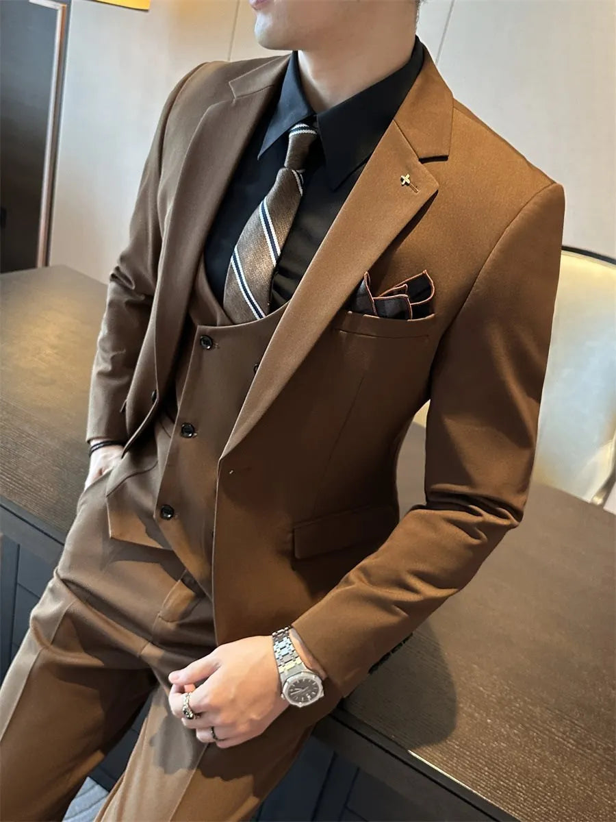 Men's slim fit business suit in dark green, made from a chemical fibre blend fabric.