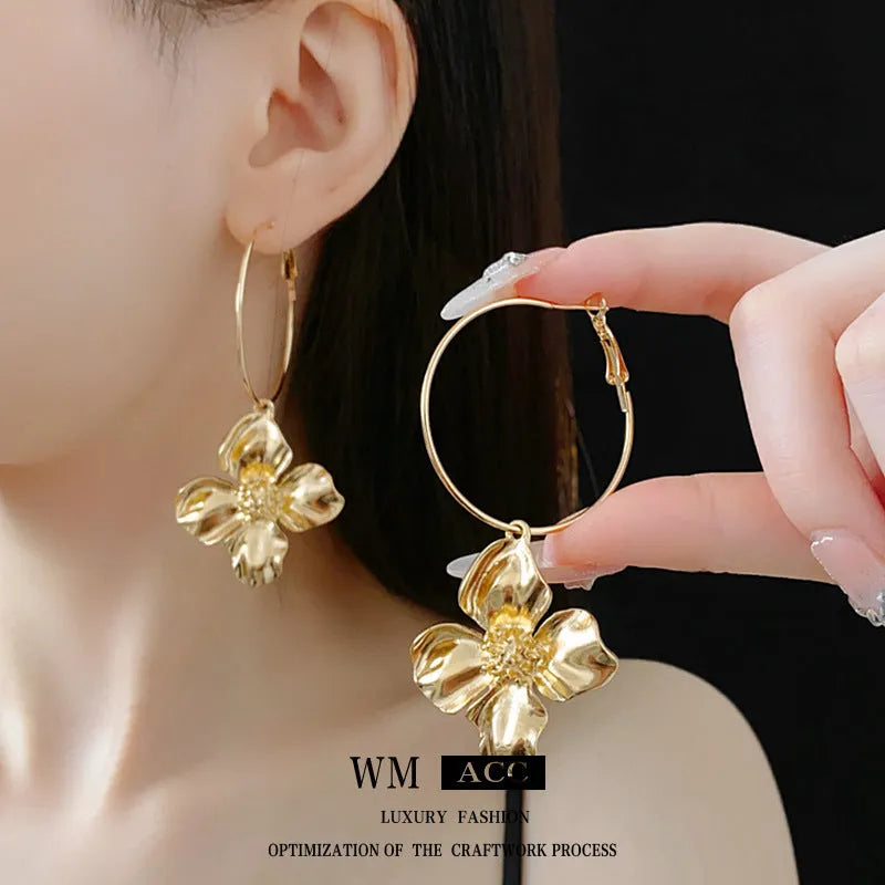 Gold and silver electroplated metal flower earrings with geometric shapes and vintage cold style design