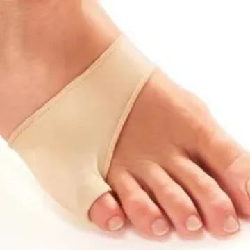 Nylon SE little toe triangle divider with TPU construction shown separating fourth and fifth toes