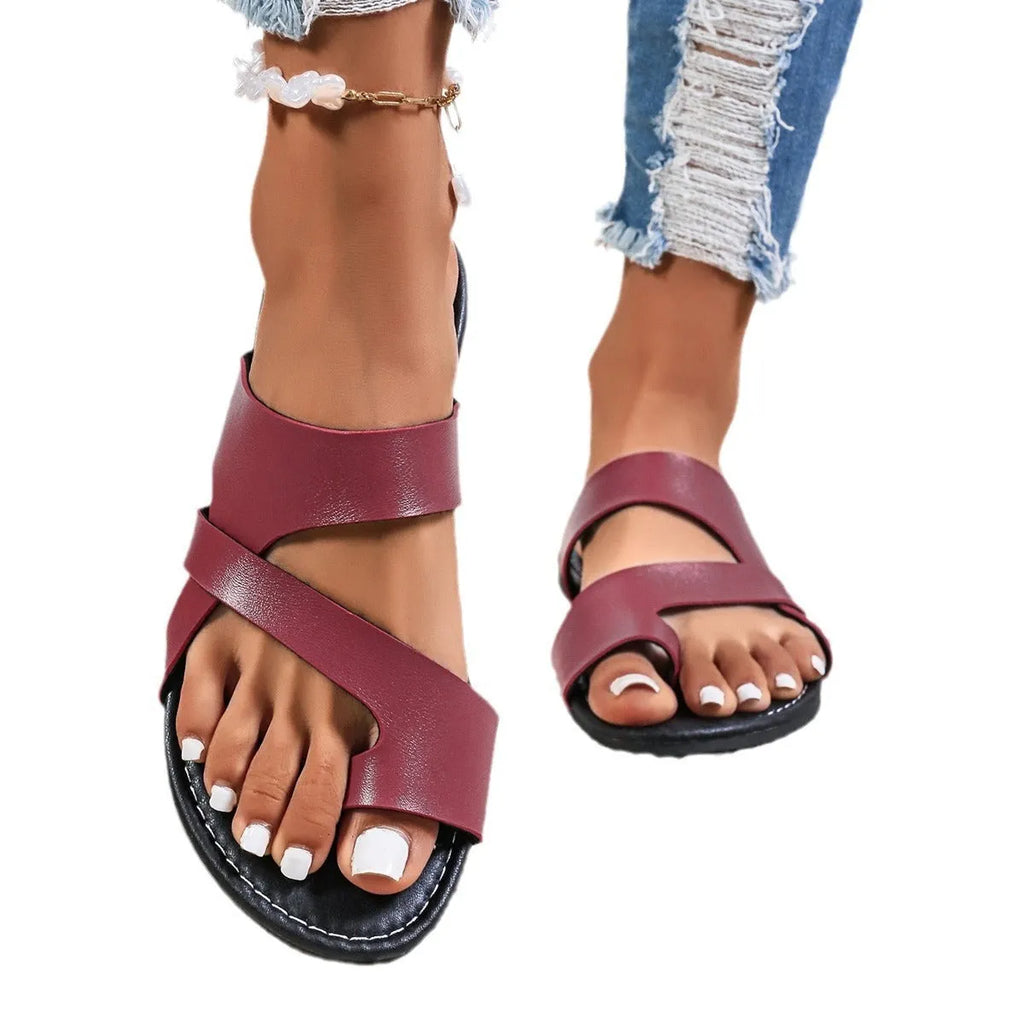 Casual round toe beach slippers in black with a one-line design and hollow-out details on the artificial PU upper.