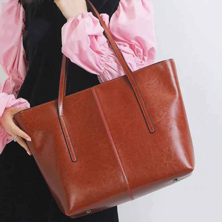 Women's shoulder bag in genuine cowhide leather with large capacity interior and retro styling