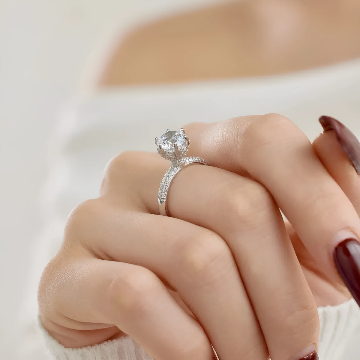 Pure silver women's ring with electroplated platinum or rose gold finish, geometric round design, sizes 5 to 9