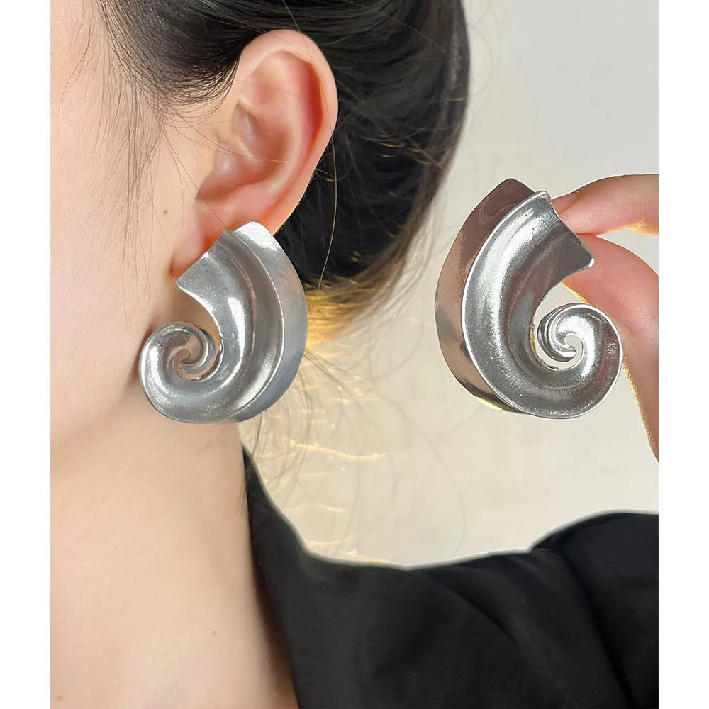 Geometric stud earrings with retro design measuring 5cm in gold or silver colour