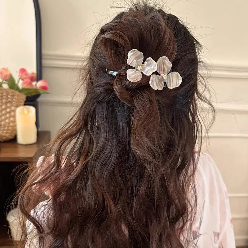 Retro flower bobby pin with acrylic petals in blue, beige, light blue, or pink colour options