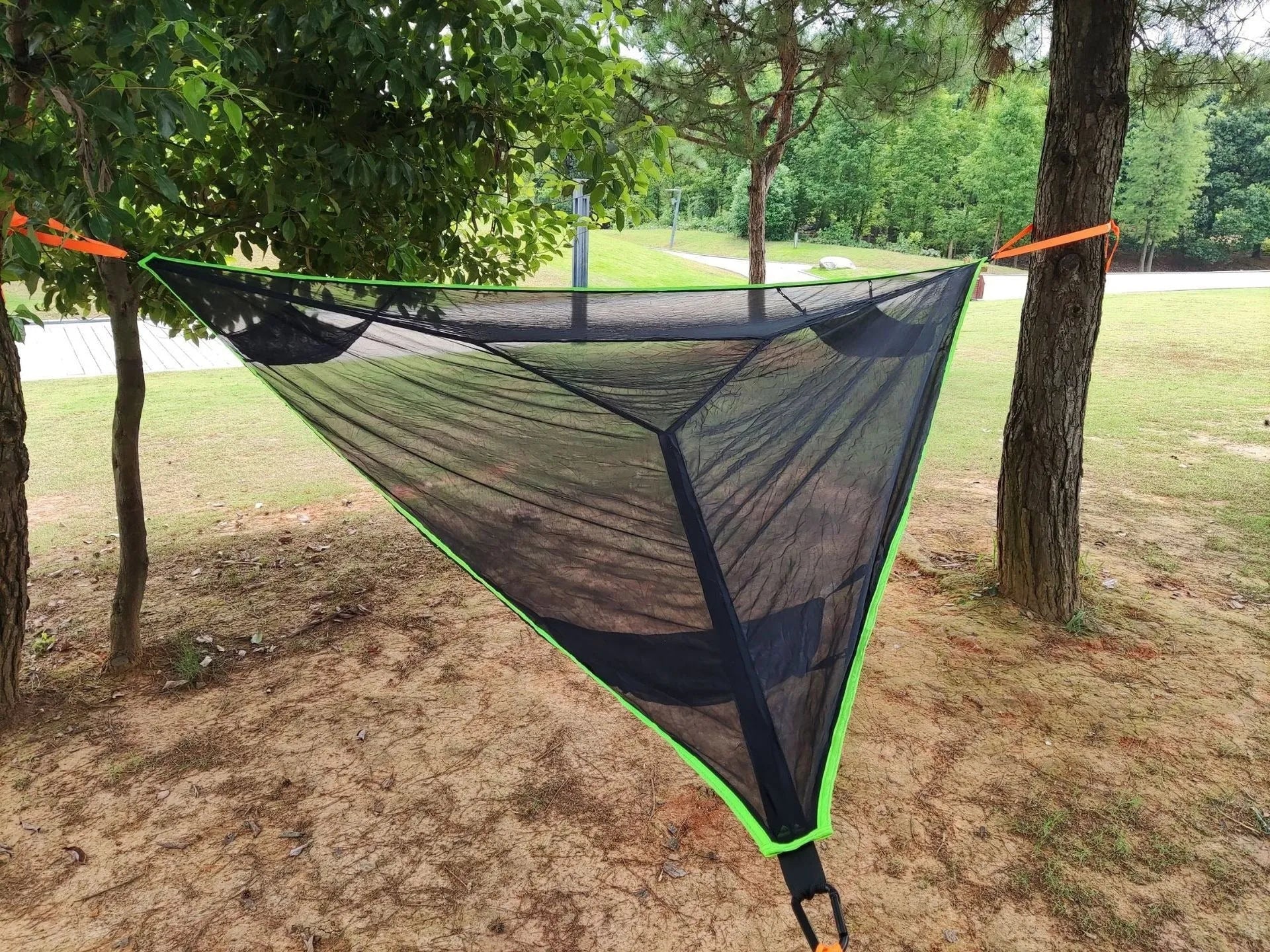 Aerial multi-person triangle hammock in green nylon 210T with 300KG capacity for outdoor camping