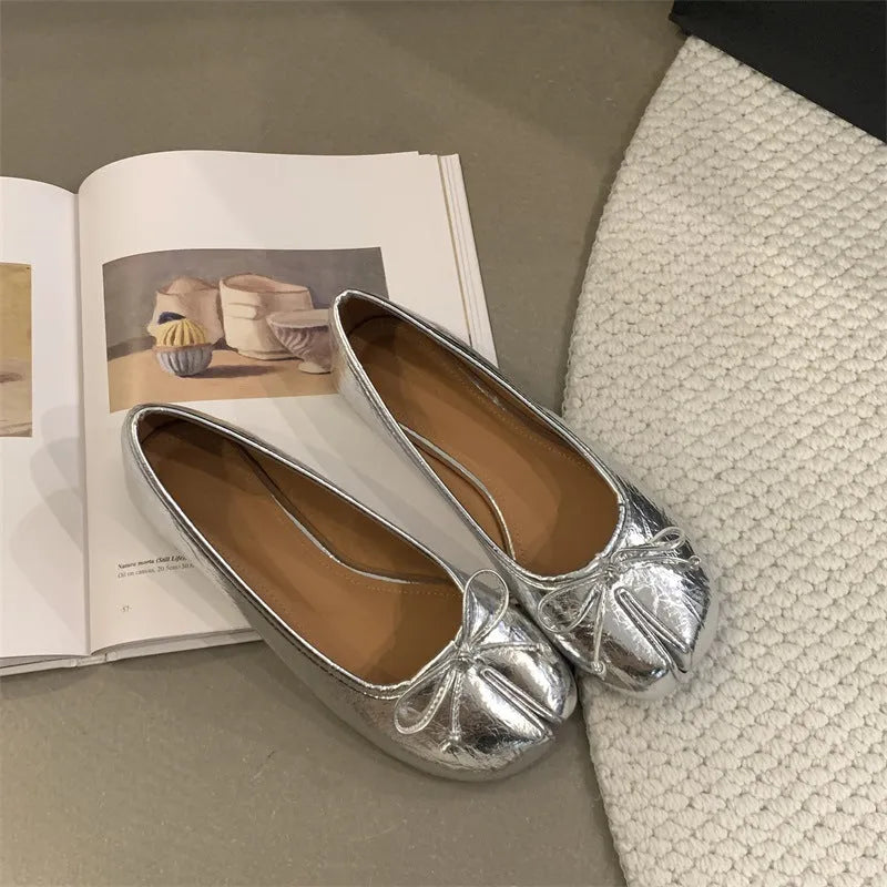 Women's black split-toe flat pump shoes with round toe and rubber sole