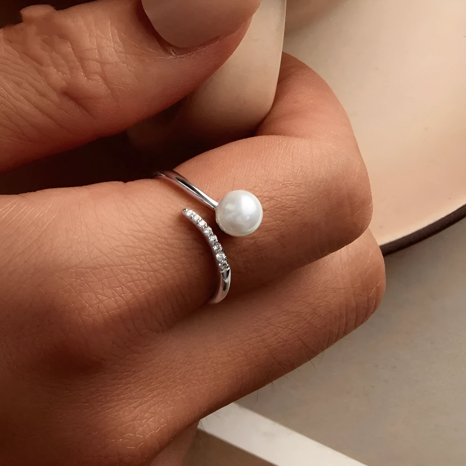 S925 sterling silver adjustable ring with shell pearls on woman's hand