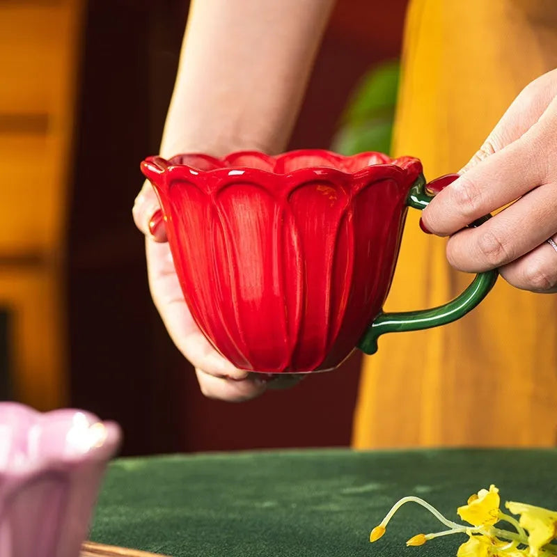 Ceramic breakfast cup with floral pattern in red and purple, showing 500ml capacity.