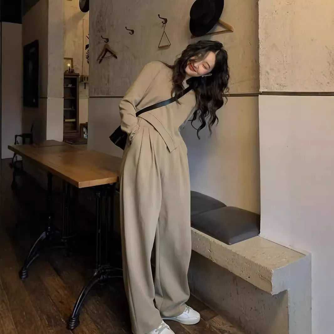 A loose-fitting khaki women's casual sports suit set with a long sleeve top and trousers.