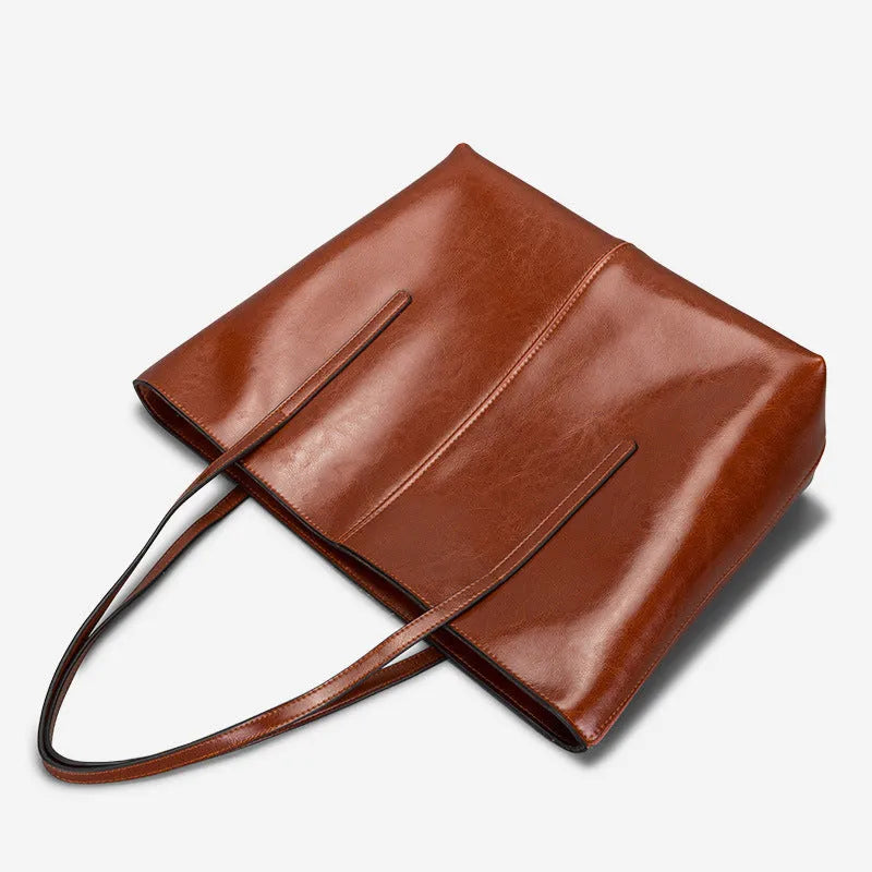 Women's shoulder bag in genuine cowhide leather with large capacity interior and retro styling