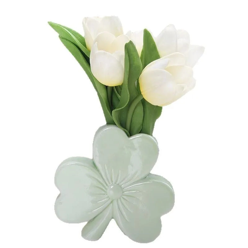 Clover-shaped white porcelain ceramic vase in European style with compact desktop dimensions